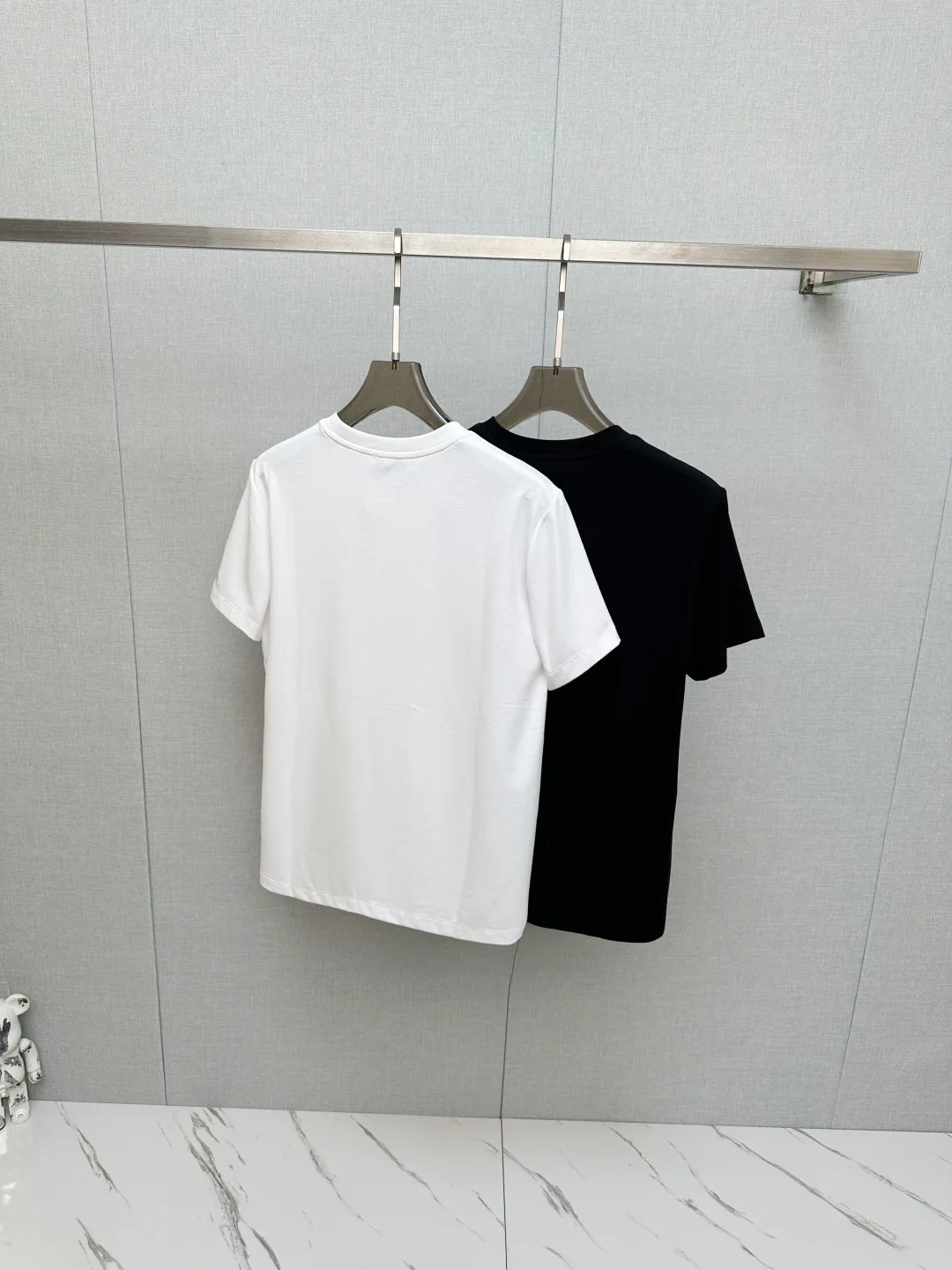 LP Original 2026New Arrival short-sleeved T-shirt! Fashionable and casual short-sleeved T-shirt with catwalk pattern! Design a logo! The specially designed and selected customer-supplied fabrics are soft to the touch and skin-friendly, and the breathability and comfort are impeccable. You will definitely fall in love with the real thing! Non-sexist couples can wear mixed styles to open up a new fashion style! Distinguishing market version, high-definition Series! Size: M-3XL